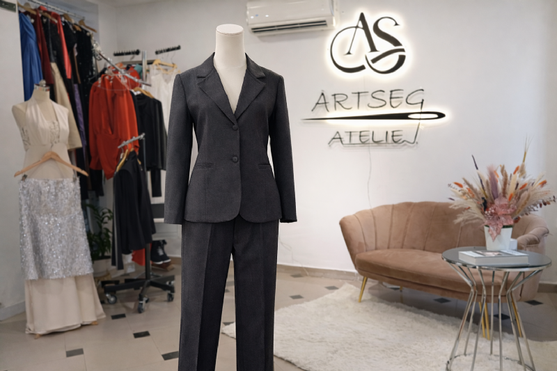 Kostum femrash Noir Atelier Classic nga Atelie ARTSEG, kostum stof terit...